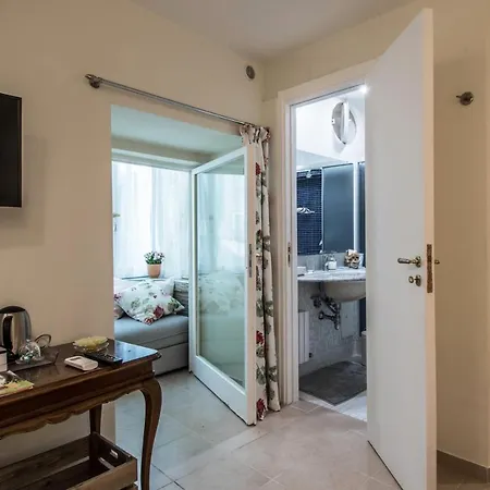 Bed & Breakfast Baru In Chiaia