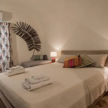 فندق مبيت وإفطار Baru In Chiaia 4*